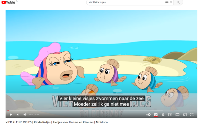 De vissen zwemmen in de zee